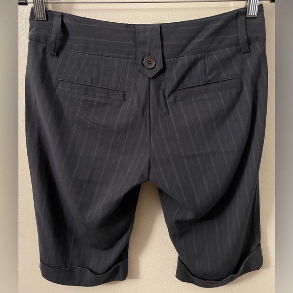 Iris Women’s Gray & Blue Pin Stripes Bermuda Slacks, size Small - Picture 2 of 5